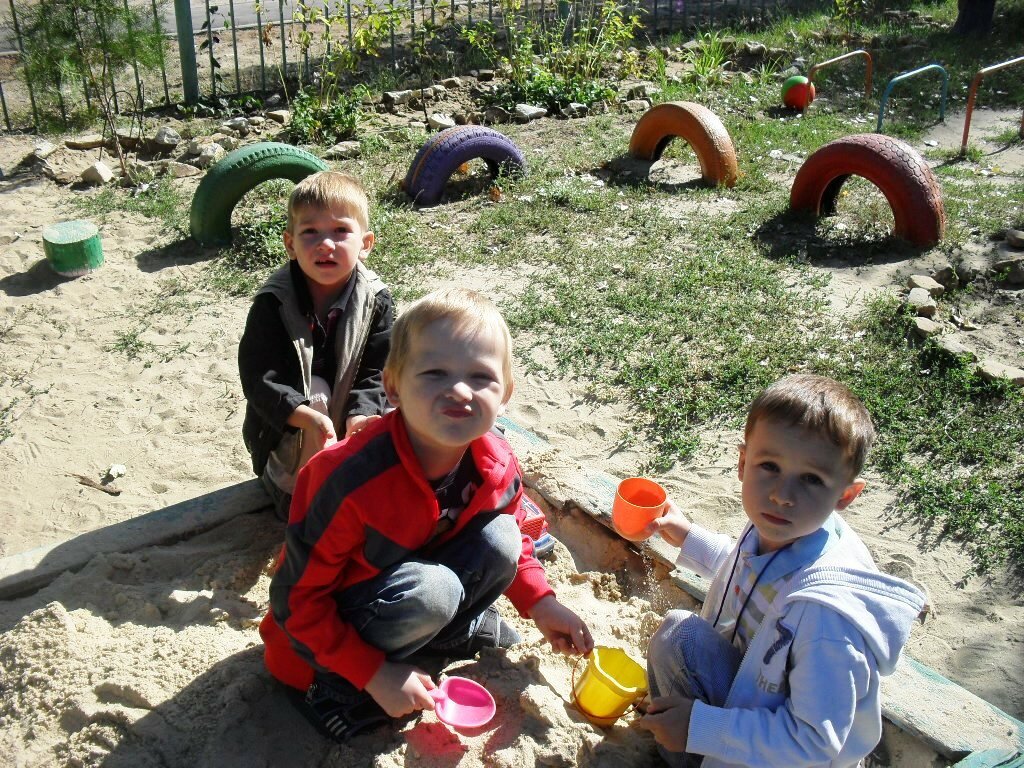 дети в песочнице играют