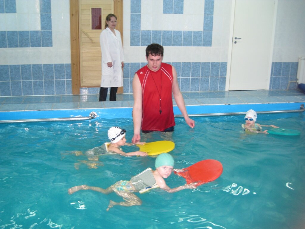Комплекс упражнений на суше и в воде с элементами синхронного плавания